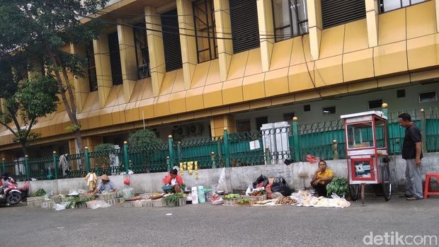 Semrawut! Kendaraan di Kawasan Stasiun Gondangdia 'Rampas' Hak Pejalan Kaki