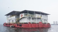 RS Apung Nusa Waluya II adalah rumah sakit apung pertama di dunia yang didirikan oleh dr Lie A Dharmawan. RS apung ini memiliki 61 ruangan di antaranya ruang bersalin, x-ray, obgyn, poli gigi, poli anak, rawat inap, dan lainnya. (Foto: Nafilah Sri Sagita K/detikHealth)