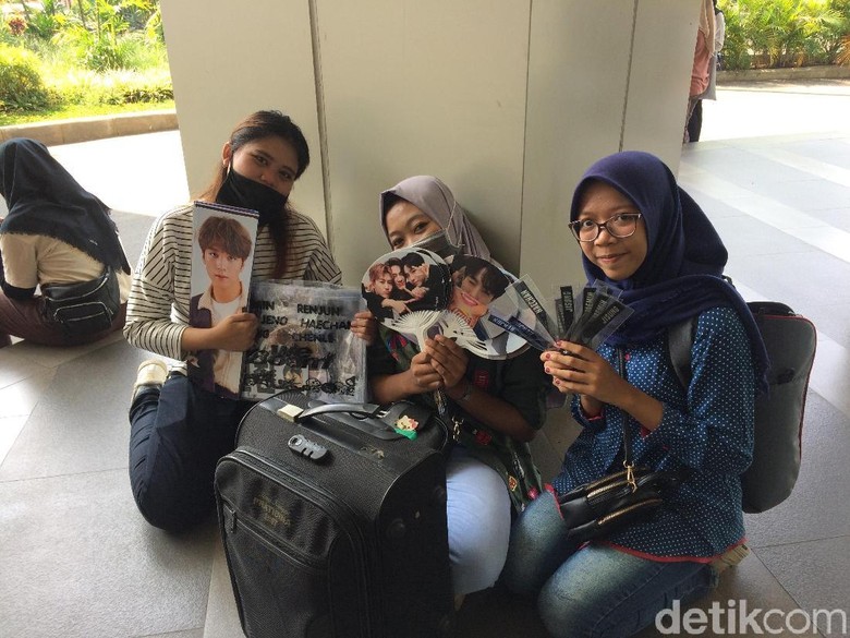 Pedagang pernak-pernik K-Pop (Foto: Puti Aini Yasmin) Pedagang pernak-pernik K-Pop (Foto: Puti Aini Yasmin)