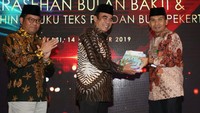 Menteri Agama Jend. TNI (Purn). H. Fachrul Rozi bersama Dirjen Pendidikan Islam Kamaruddin Amin menyerahkan naskah buku kepada Direktur Sekolah Dasar Kementrian Pendidikan dan Kebudayaan Kahmim di Bekasi, Jawa Barat, Sabtu (14/12/2019).