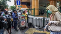 Para PKL tampak berjualan di trotoar kawasan Stasiun Gondangdia.