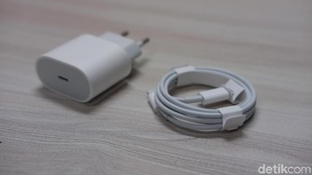 Charger USB type C dan kabel Lightning - USB type C. Foto: Adi Fida Rahman/detikINET 