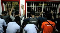 Petugas sipir menggeledah napi saat inspeksi mendadak (sidak) gabungan di Rutan Kelas I Makassar, Sulawesi Selatan, Jumat (13/12/2019) malam. ANTARA FOTO/Arnas Padda.