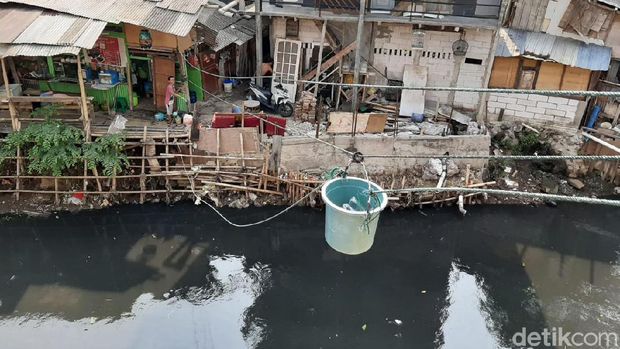 Menengok Tempat Pesan Makanan Pakai Tali Ember di Ibu Kota