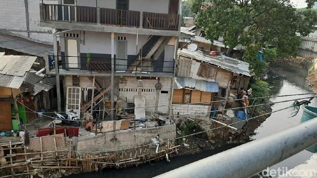 Menengok Tempat Pesan Makanan Pakai Tali Ember di Ibu Kota