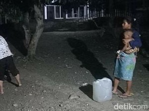 Kemarau, Warga Sumbawa NTB Angkut Air Bersih hingga Jarak 2 Km