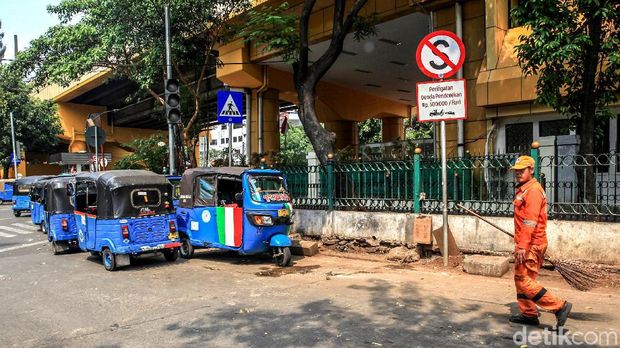 Bajaj diparkir hingga menghalangi zebra cross.