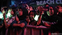 Beberapa bahkan turut bernyanyi dan meneriakkan fanchant.