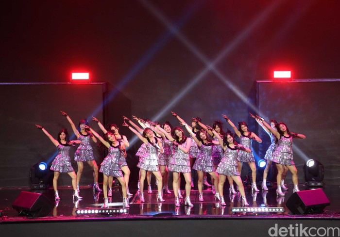 HUT ke-18 Transmedia telah dimulai. Idol grup JKT48 membuka penampilan.