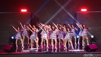 Mereka tampil atraktif lewat lagu yang dibawakan.