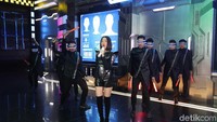 Uniknya BCL tampil di selasar Sci-Fi Trans Studio Cibubur.