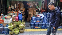 Trotoar untuk pejalan kaki dijadikan tempat manaruh barang dagangan.