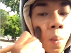 Tepok Jidat, Makeup di Atas Motor