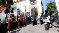Perjalanan dimulai dari diler Honda di kawasan Teuku Umar, Denpasar. Namun sebelum berangkat, rombongan peserta touring yang berasal dari kalangan jurnalis, blogger dan influencer seperti Nabila Putri itu melakukan pemanasan terlebih dulu di diler motor. Rombongan mulai ngegas sekitar pukul 08.20 Wita.