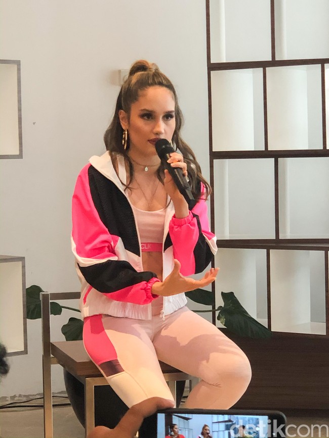 Cinta juga mengungkapkan gaya hidup sehat yang dijalaninya. “Lima hari seminggu. Biasanya hari Minggu sampai hari Kamis itu hanya makan sayur-sayuran, ikan, dan buah-buahan kalau ingin yang manis-manis. Tapi kalau Sabtu, Minggu kalau kadang-kadang ingin es krim atau burger ya udah nggak apa-apa,” kata wanita yang lahir tanggal 17 Agustus itu. (Foto: Vina Oktiani Kurniawan/Wolipop)