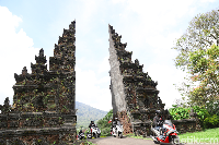Bikers Honda PCX melewati Handara Gate yang ikonik