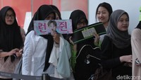Penggemar NCT juga tak lupa bawa atribut. (Foto: hanif hawari)