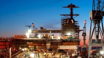 Kapal ini panjangnya bisa mencapai 1.106 kaki dan tinggi 250 kaki. Hal itu membuat USS Gerald R. Ford mencatat rekor sebagai kapal induk raksasa yang pernah dibuat AS. Foto: Screenshot via U.S. Navy