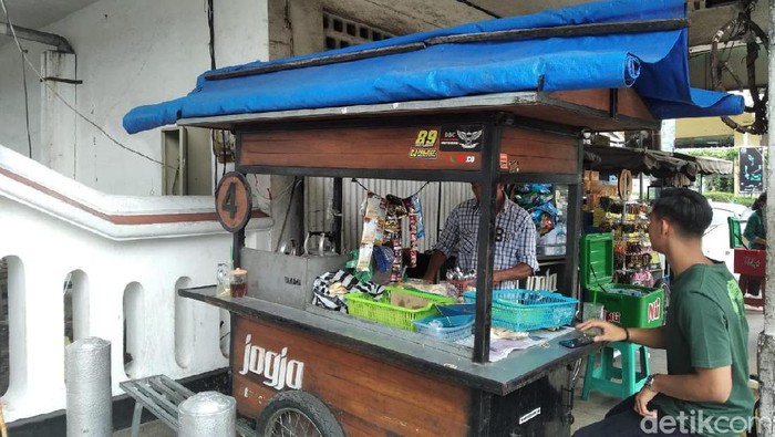 Pedagang Legowo Pegawai Setwan Dilarang Nongkrong di Angkringan - Halaman 2