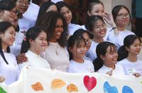 Michelle Obama saat berkunjung ke Vietnam baru-baru ini.