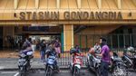 Aduh! Hak Pejalan Kaki di Kawasan Stasiun Gondangdia Dicuri