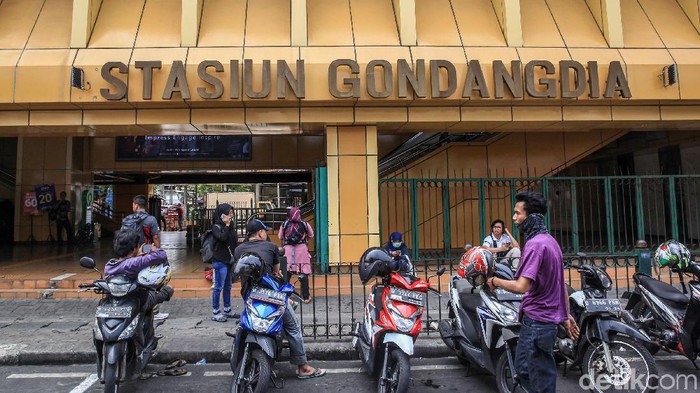 Situasi di kawasan Stasiun Gondangdia semrawut. Para PKL tampak berjualan di trotoar dan merampak hak pejalan kaki.