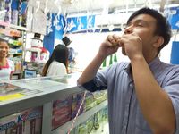 Orang Filipina Minum Tolak Angin, Gimana Ya Reaksinya?