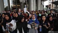 Para pengunjung Trans Studio Cibubur telah datang untuk sambut kemeriahan HUT Trans Media. Mereka terlihat antusias untuk bertemu artis idola. (Pradita/detikcom)