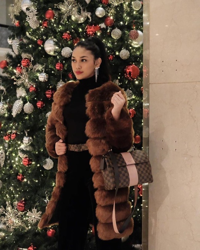London sedang musim dingin. Untuk winter look, Princess Megonondo mengandalkan turtle neck dan celana panjang loose hitam yang dibungkus long vest bulu coklat. Tidak  ketinggalan tas Louis Vuitton dan ikat pinggangnya yang senada. (Foto: Instagram/@princessmegonondo