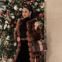 London sedang musim dingin. Untuk winter look, Princess Megonondo mengandalkan turtle neck dan celana panjang loose hitam yang dibungkus long vest bulu coklat. Tidak  ketinggalan tas Louis Vuitton dan ikat pinggangnya yang senada. (Foto: Instagram/@princessmegonondo