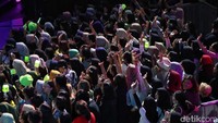 Hari ini juga ada penampilan spesial dari NCT Dream. Para K-Popers pun sudah menanti mereka sejak subuh.