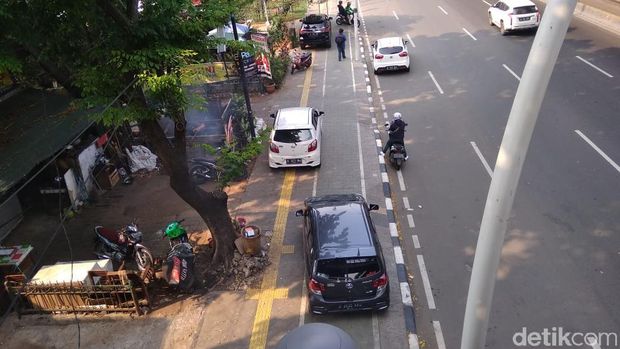 Mobil diparkir di trotoar.