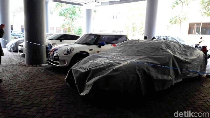 Sembilan supercar yang disita Polda Jatim mendapat penjagaan ketat dari petugas Provos. Kendaraan bernilai miliaran rupiah ini juga ditutup cover mobil.