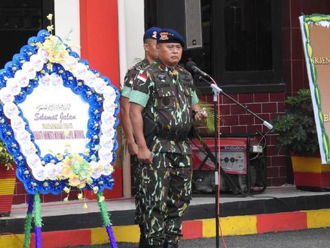 Kepala Kepolisian Daerah Sulawesi Tengah, Irjen Lukman Wahyu Hariyanto, memimpin upacara pemberangkatan jenazah Bharaka (Anumerta) Muhamad Saipul Muhdori.
