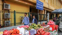 Para pedagang buah berjualan di bahu jalan depan Stasiun Gondangdia.