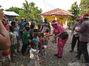 Jelang Natal, Polisi Bagi-bagi Bingkisan di Timika Papua