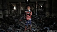 Sampah tersebut didominasi sampah plastik. Beberapa warga Jakarta yang tinggal di kawasan kumuh itu juga memanfaatkan sampah plastik untuk mendulang rupiah dengan cara mendaur ulang sampah.