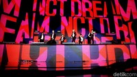 Jaemin cs membuka penampilan mereka lewat lagu GO.