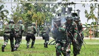 Prajurit TNI AD Batalyon Infanteri Para Raider 501/Bajra Yudha Madiun mengikuti Latihan Pemeliharaan Kemampuan Prajurit di Madiun, Jawa Timur, Sabtu (14/12/2019). ANTARA FOTO/Siswowidodo.