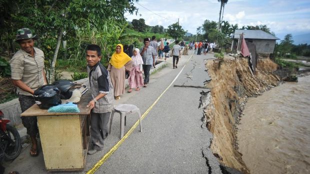 Rumah Hancur, Korban Banjir Sigi Bertahan di Pengungsian