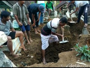 Penggali Kubur yang Dilantik Jadi Kades Kini Belajar Pakai Smartphone