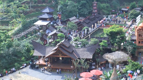 Destinasi ini bertemakan negara Asia Afrika. Ada miniatur bangunan tradisional yang ada di tujuh negara di antaranya India, Jepang, Korea Selatan, Afrika, Thailand, Timur Tengah dan Indonesia. (Wisma Putra/detikcom) Destinasi ini bertemakan negara Asia Afrika. Ada miniatur bangunan tradisional yang ada di tujuh negara di antaranya India, Jepang, Korea Selatan, Afrika, Thailand, Timur Tengah dan Indonesia. (Wisma Putra/detikcom)