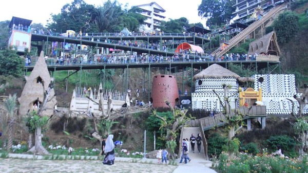 Mengisi liburan akhir tahun, traveler bisa menuju ke Bandung. Di sana ada tempat wisata baru bertema negara Asia Afrika. Nama destinasinya The Great Asia Africa. (Wisma Putra/detikcom)