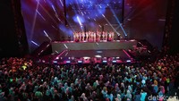 Idol grup JKT48 membuka penampilan.