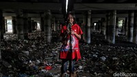 Beginilah potret muram masa depan anak bangsa yang kini berada dipermukiman kumuh diatas tumpukan sampah. Siapa yang salah dan apa tugas kita selanjutnya?