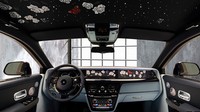 Sentuhan taburan bunga di lapisan interior mobil mewah ini dikombinasikan dengan warna eksterior Peacock Blue. Foto: Pool (Autoblog)