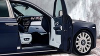 Pembeli Rolls-Royce asal Swedia, Ayad Al Saffar menginginkan susunan bunga-bunga elegan pada mobil pesanannya. Foto: Pool (Autoblog)