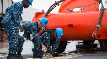 USS Gerald R. Ford juga dilengkapi dengan tiga sistem senjata dekat Mk-15 Phalanx. Dijuluki R2-D2 karena bentuknya, CIWS memiliki autocannon Gatling gun M61 20mm M61 yang menembakkan 4.500 putaran tungsten yang menembus armor per menit.  Foto: Screenshot via U.S. Navy