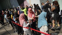 Panjang banget, kan, antrian untuk nonton NCT Dream di HUT Transmedia (Foto: hanif hawari)