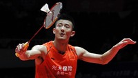 Lewat smes-smes yang akurat ke arah forehand Chen, Anthony banyak mendapat poin. Ia kemudian menyudahi gim pertama dengan keunggulan 21-15. Situasi tak jauh beda terjadi di gim kedua. Beberapa kali pengamatan yang kurang akurat dari Chen menguntungkan Anthony. AP Photo/Andy Wong.